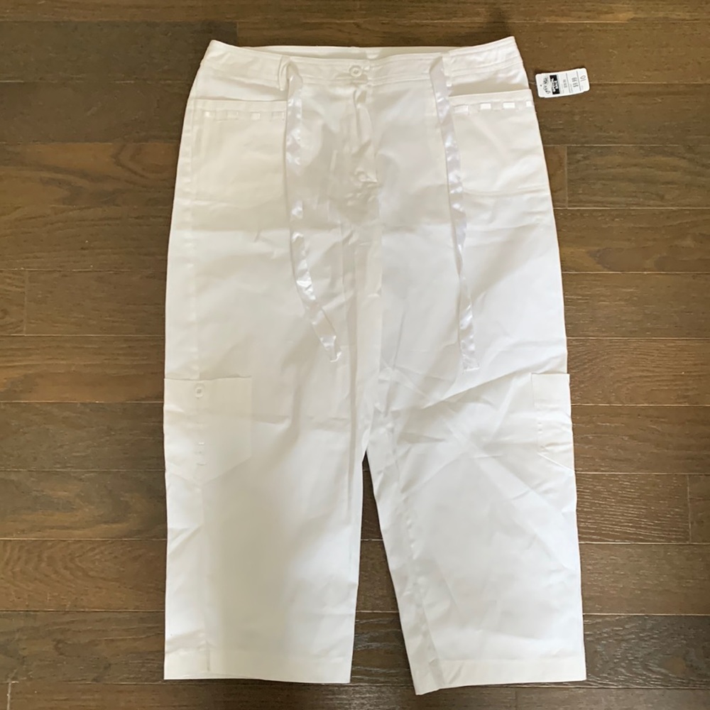 Ultimate white stretch white capris with ribbon closure